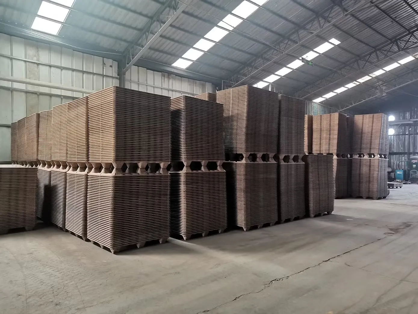 Nestable-Presswood-Skid-Closed-Deck-Pallet-Wood-Fiber-Resin-4-Way-48-X40-Molded-Presswood-Pallet_看图王.webp